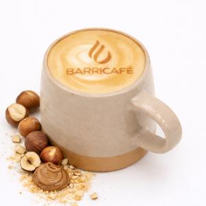 Latté chaud à la noisette