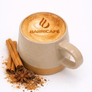 Latté chaud à la cannelle